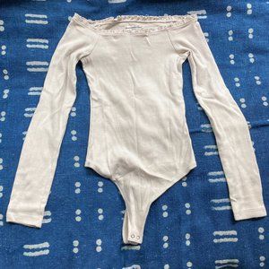 ⏰Last chance⏰ NWOT Abercrombie Off-The-Shoulder Ruffle-Trim Bodysuit in Cream